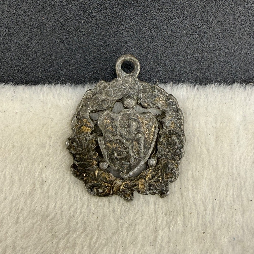 Vintage Charm Pendant Silver‎ Tone Shield
